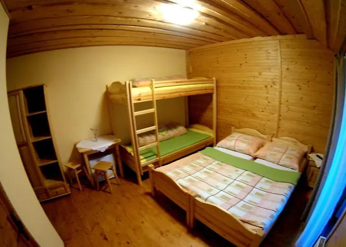 Деревянный коттедж Chata Polovica *